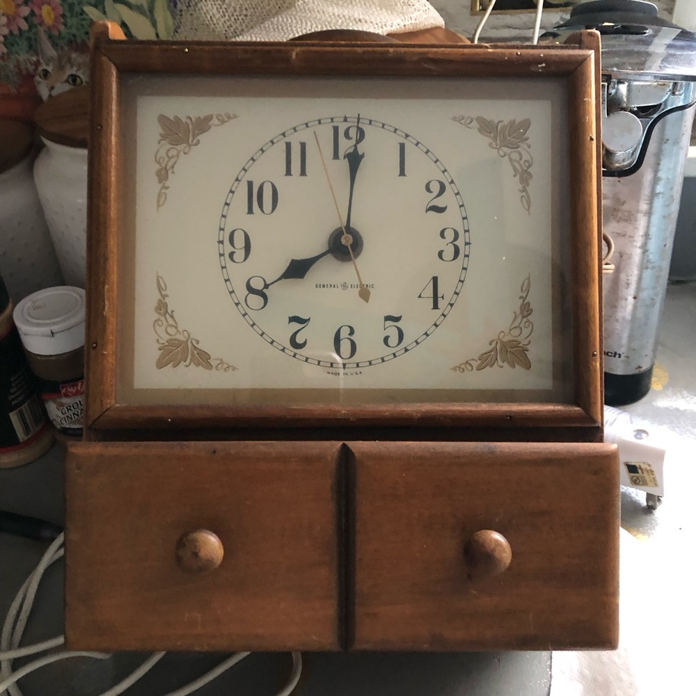 Vintage GE  clock. made in USA wooden casing & small draws. Working condition